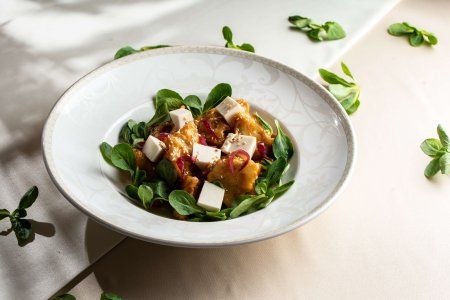 Теплый салат из карамельных баклажан с сыром Фета и листьями салата Корн 