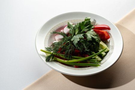 Нарезка свежих овощей со сметанно-укропным соусом 