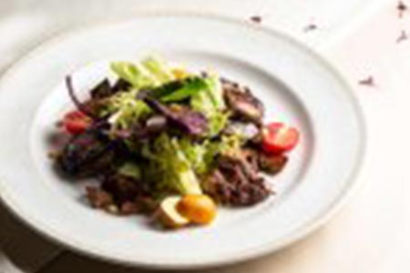 Салат с перепелкой, белыми грибами, перепелиным яйцом, листьями салатов и можжевеловой заправкой 