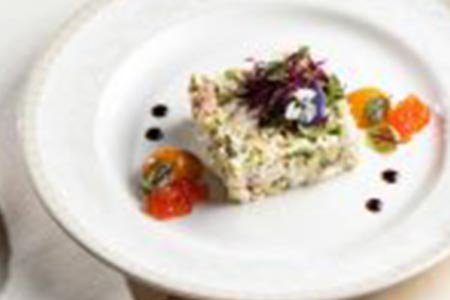Салат с камчатским крабом, ревенем, красной икрой и соусом Айоли 