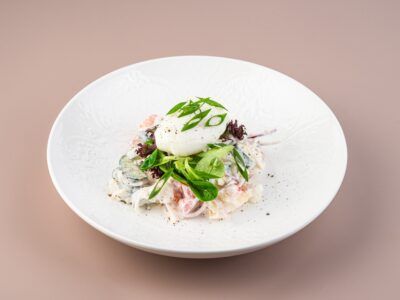 Салат с камчатским крабом и яйцом пашот