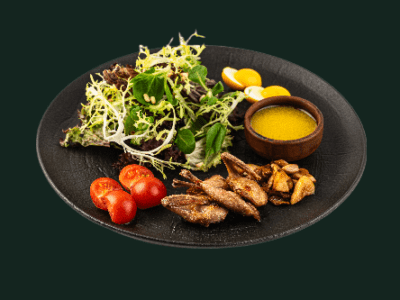 Салат с перепелкой, белыми грибами и можжевеловой заправкой