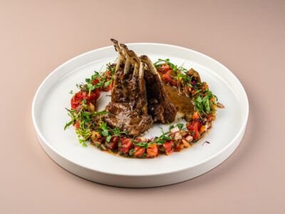 Каре ягненка с запеченными овощами и аджикой
