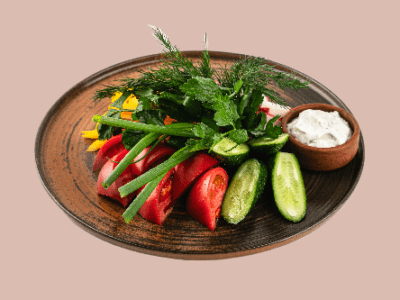 Нарезка свежих грунтовых овощей со сметанно-укропным соусом