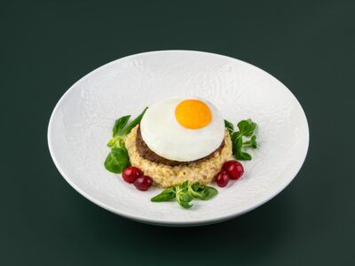 Бифштекс из мраморной говядины с яйцом