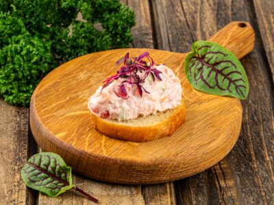 Мини-брускетта с крабом, авокадо, томатом и соусом Пармезан