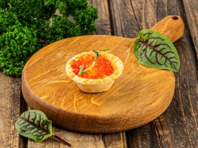 Тарталетки с красной икрой и сливочным маслом