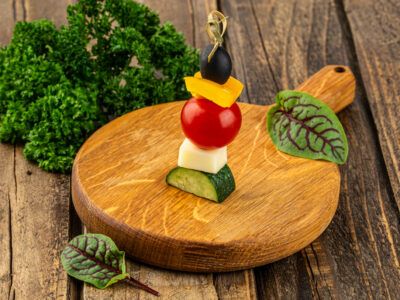 Канапе оливки гигант, греческий сыр, томаты черри, болгарский перец, огурцы