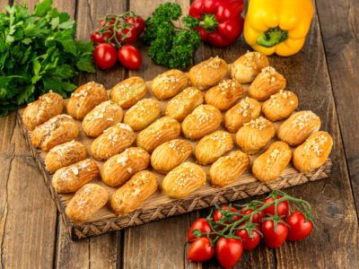 Ассорти мини-эклеров с кремом из утки и трюфеля, говядины и креветки с лососем