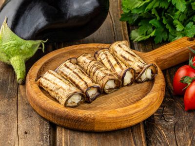 Рулетики из баклажанов на шпажке с сыром моцарелла и грецким орехом