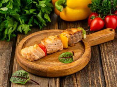 Мини-шашлычок из лосося с овощами