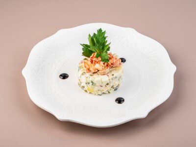 Салат Оливье с раковыми шейками