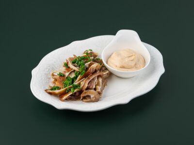 Свиные уши с пикантным соусом