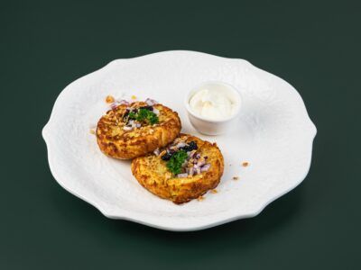 Драники со сметаной, икрой палтуса и лучком